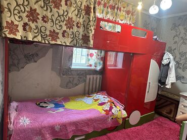 металлические кровать: Детский гарнитур, цвет - Красный, Б/у