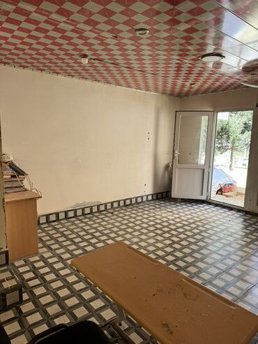 аренда помещений под разливное пиво: Obyekt/kommersiya sahəsi - Açıq planlı geniş zal, iri vitrinli giriş