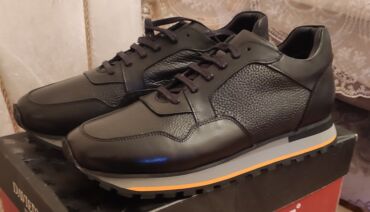 Səndəl və şəp-şüplər: Kişi idman ayaqqabısı Türkiyə istehsalıdır - Rəng: qara - Üst