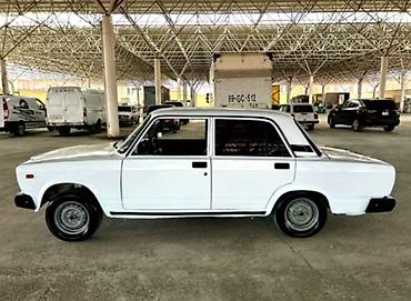 VAZ (LADA): VAZ 2107 sedan - Kuzov: 4 qapılı, ağ rəng, xrom ön barmaqlıq və — 4