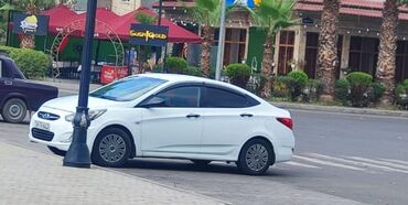 продажа авто в азербайджане: Ağ rəngli sedan avtomobil - Kuzov: 4 qapılı sedan, kompakt ölçü