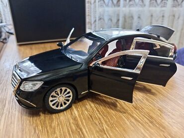 Igračke: Nov metalni Mercedes E-klasa uradjen u razmeri 1:24. Mogu da mu se — 5