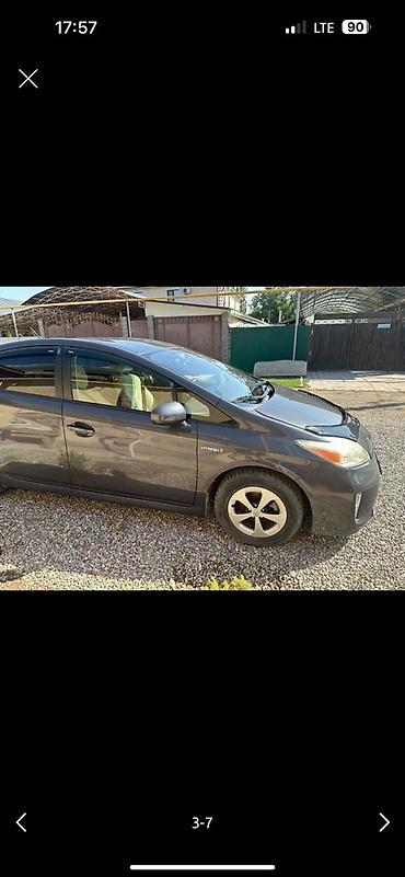вдоль реки: Toyota Prius: 2015 г., Гибрид, Хэтчбэк — 3