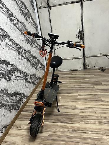 electric guitar: Elektrik skuteri – off-road təkərlər və güclü işıqlandırma ilə - — 2
