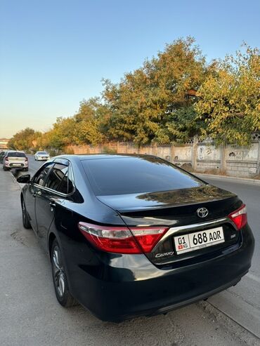 камри се: Черный седан Toyota Camry. Автомобиль оснащен тонированными стеклами