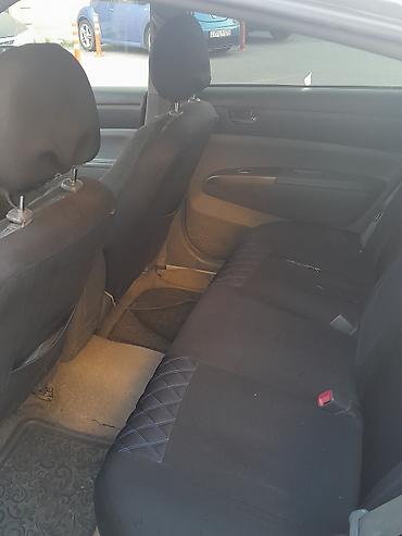 prius qapı: Toyota Prius (2-ci nəsil) hibrid sedan - Gümüşü rəng, 5 qapı — 5
