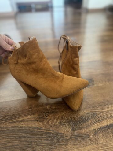 женские ботинки без каблука: Туфли Stuart Weitzman, 38, цвет - Коричневый
