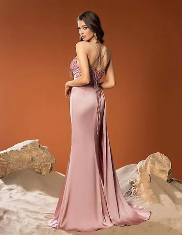 Dresses: Elegantna duga večernja haljina u puder‑roze nijansi - Kroj: uska — 2