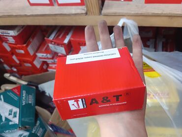 универсальный набор инструментов для дома: Красная коробка A&T, содержащая саморезы по дереву. На упаковке