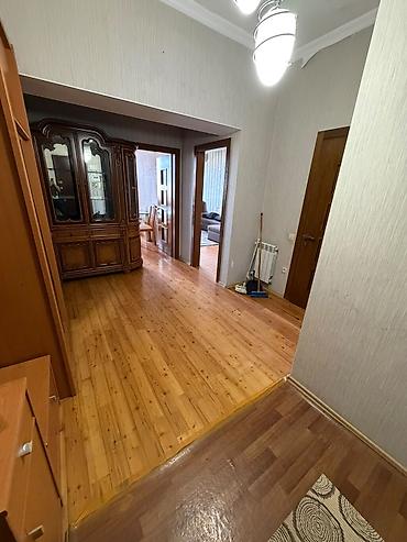 7ci mk: 3 otaqlı, işıqlı mənzil. Planlama: geniş zal, 2 yataq otağı, ayrıca — 6