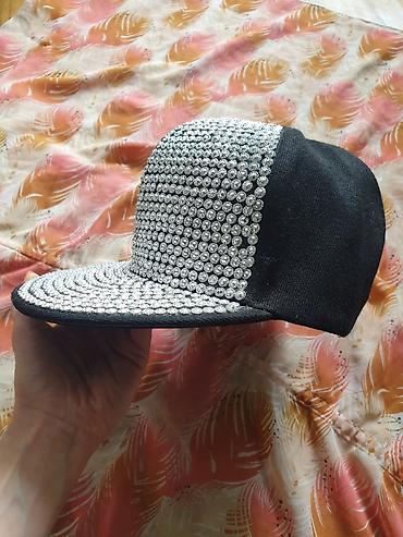 kepka: Qara snapback papaq – daşlı dizayn - Model: snapback, arxası — 2