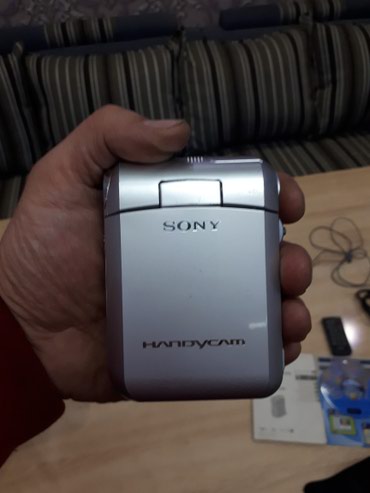 видеокамера sony dcr sd1000e: Видеокамера Sony. записывает на кассету и флешку. можно носить в