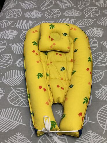кокон для новорожденных: Кокон с подушкой в отличном состоянии