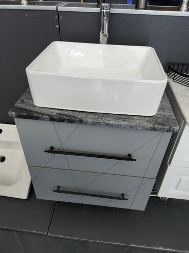 Hamam üçün aksessuarlar: Ağ rəngdə, düzbucaqlı formalı keramika lavabo, boz mərmər effektli