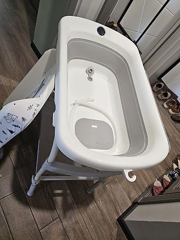 set mebel: Uşaq vannası və çimizdirmə/alt dəyişmə masasının kombinə olunmuş seti — 1