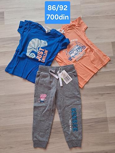 uniqlo majice: Komplet 2 majce plus trenerka velicina 86/92
700din — 1