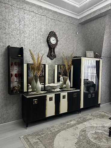 Qonaq otağı üçün mebel dəsti Tərkib: - Geniş vitrin şkaf: şüşə