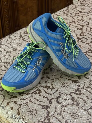 paltarlar kişi: Columbia montrail 40 ölçulu; Qaçış ayaqqabısı :65dolara alınıb 60
