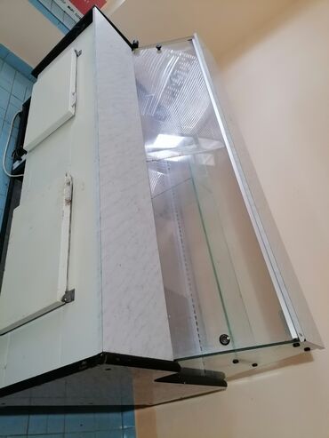 sofa od bele kože: Rashladna vitrina,očuvana 12000,Odzaci