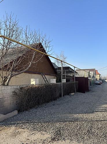 Продажа коттеджей и домов: Продаётся жилой дом с большим навесом и двориком. Адрес:Г.Бишкек ж\М — 3