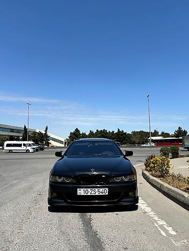 e39 guzgu: BMW 5 Series E39 sedan – qara rəng, M-paket üslublu eksteryer — 1