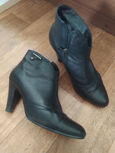 кожаные ботинки женские: Ботинки и ботильоны 37.5, цвет - Черный