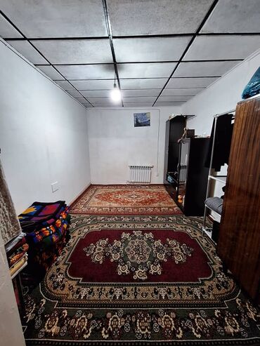 рядом с аламединским рынком: Продается однокомнатная квартира барачного типа, имеется кухня и
