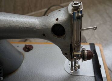 Qədim tikiş maşınları: Tikiş maşını "Podolsk 2M-33" Təzə vəziyyətdə, çox az istifadə olunmuş — 23