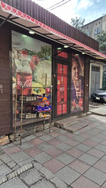 купить домик из сэндвич панелей: Небольшой магазин с деревянным фасадом и навесом, оборудованный для