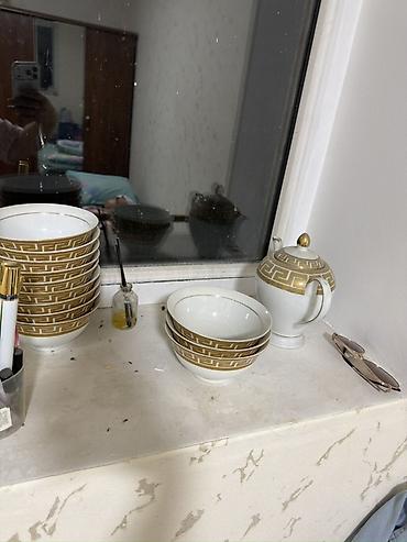 dish sets: Фарфоровый сервиз с золотым греческим орнаментом. На 12 персон — 1