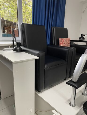Педикюрные кресла: Продаю педикюрные кресла Стоимость 10 тысяч В наличии 2 черных кресла