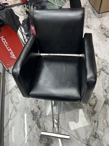 Другое оборудование для бизнеса: Продаются парикмахерские кресла 3 шт, цена 3000 б/у. Тому кто 3