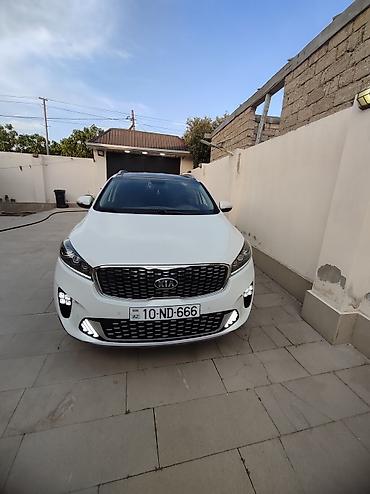 Kia: Ağ rəngdə olan Kia Sorento avtomobili. Avtomobilin arxa hissəsində LED — 5