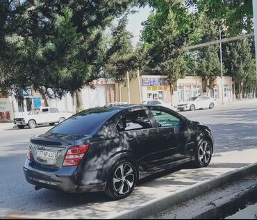 ucuz niva: Qara rəngdə Chevrolet avtomobili, səliqəli vəziyyətdədir. Şəhər