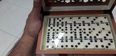 Masaüstü oyunlar: Taxta qutuda domino dəsti - Şık, cilalanmış taxta qutu: üst hissədə — 8