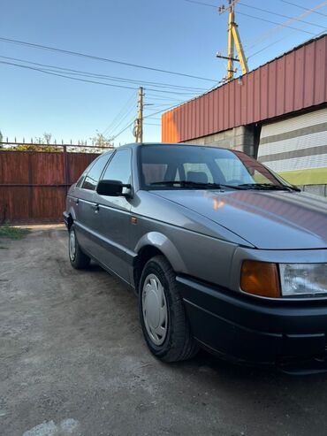передний дверь на фит: Volkswagen Passat: 1990 г., 1.8 л, Механика, Бензин, Седан