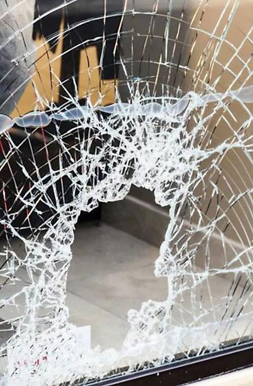 setqa qapılar: Pəncərələrdə, qapılarda ikiqat şüşə dəyişdirilməsiçirkli, qırılmış — 6