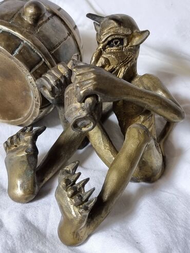 Антиквариат: Пепельница БРОНЗА . Антикварная. Раритет. Черт пьёт пиво. Привезли из — 15