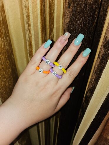 Üzüklər: Muncuqlu üzükler bürclerle cütü 1 manat,sadesi 0,50 qepik.her rengi — 3