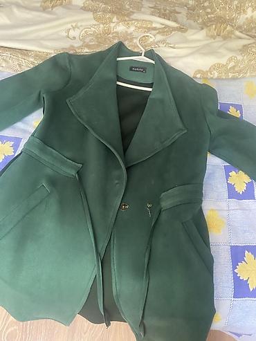 Плащи: Qadın palto – yaşıl rəng, “Exclusive” etiketli - Model: dizə yaxın — 1
