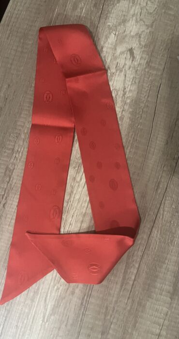 Digər aksesuarlar: Шарф-платок шёлковый Cartier. Оригинал. Новый. Размер 80см* 5,5см lalafo.az -da Digər aksesuarlar: Шарф-платок шёлковый Cartier. Оригинал. Новый. Размер 80см* 5,5см