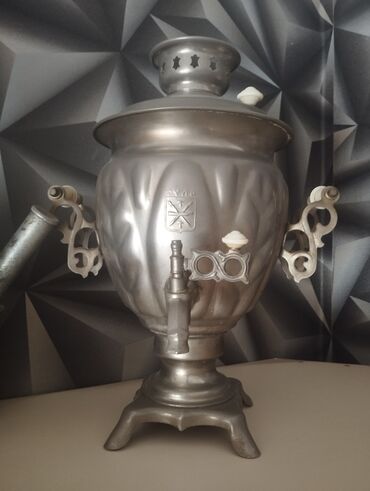 Blenderlər: Elektrik Gümüşü rəngli samovar, həm funksional, həm də dekorativ bir
