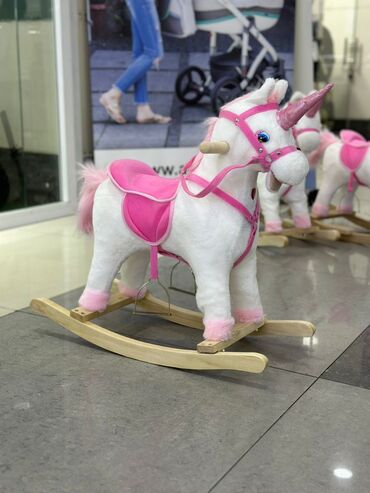 игрушечная лошадка: Лошадки-единороги качалки в наличии 

возраст: 2-4 годика