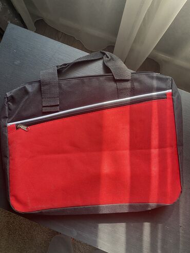 Чехлы и сумки для ноутбуков: Продаю сумку для ноутбука - 15.6 см Новая. Не пользовались