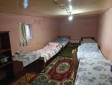 Kirayə otaqlar: KİRAYƏ OTAQ – sadə, mebel və yataq dəsti ilə - Geniş bir otaq, divar — 2