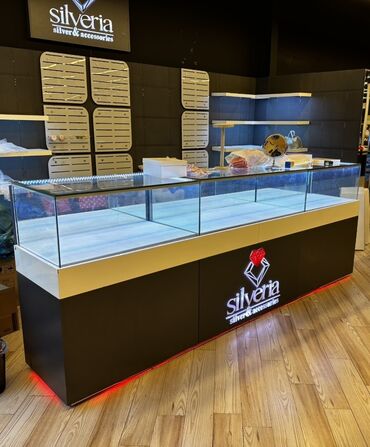 Стендовые витрины: Şüşəli vitrin, "Silveria" loqosu və qırmızı işıqlandırma ilə təchiz