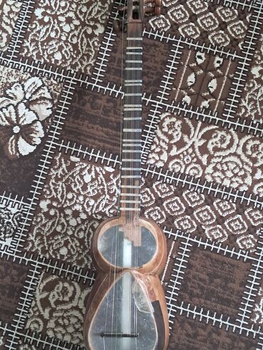 gitaraya oxşar musiqi aləti: Tar