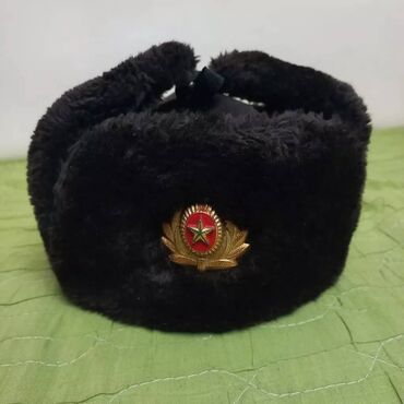 вещи ссср: Черная шапка-ушанка с кокардой в виде красной звезды в золотом