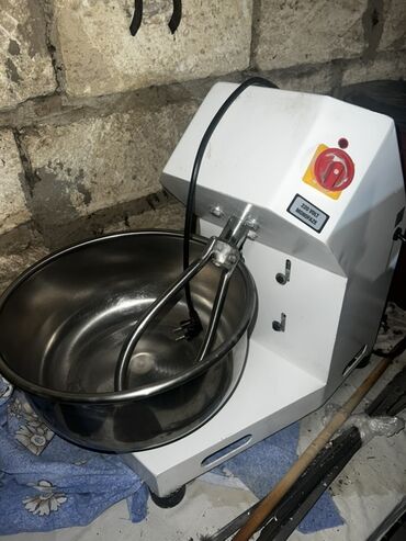 Buz aparatları: Peşəkar xəmirləyişdirici (spiral mikser) - Güc mənbəyi: 220 Volt