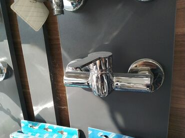 su turbaları: Divarüstü banyo/qaynaqlı kran (su qarışdırıcısı) - Material: parlaq